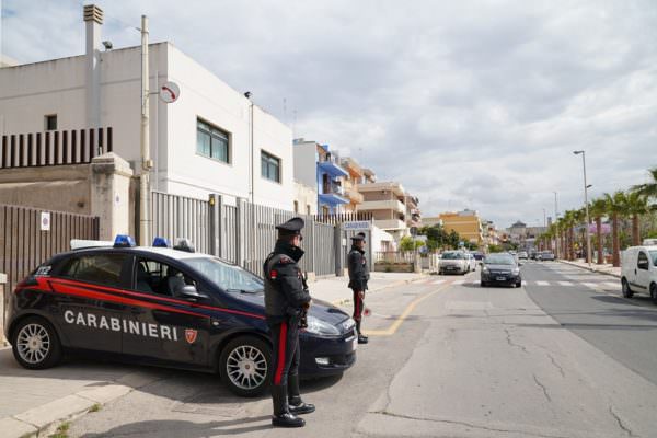 Fugge al posto di blocco, 30enne tunisino irregolare sul territorio nazionale aggredisce carabinieri: arrestato