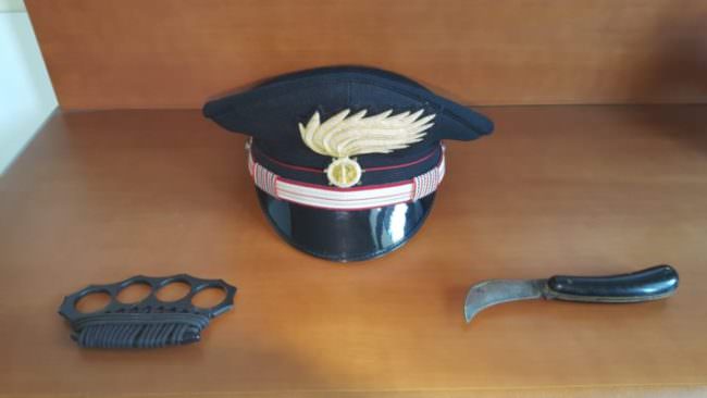 Acireale, appuntamento all’alba coi “padrini” per risolvere disputa sentimentale a colpi di coltello e tirapugni: 3 arresti