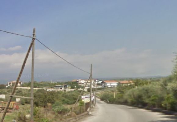 Violenta collisione tra due auto nel Catanese: due feriti e traffico bloccato per ore