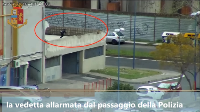 Vedette, turni e pause pranzo: il meccanismo dello spaccio nella “roccaforte” degli Arena – VIDEO