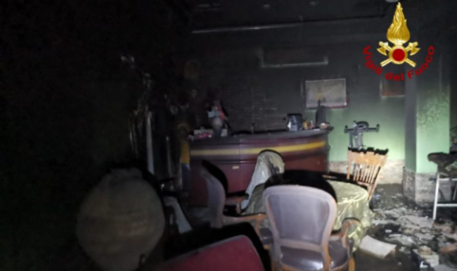 Intrappolati dentro una villa in fiamme: notte di terrore in via Vincenzo Bordone, salvate due persone