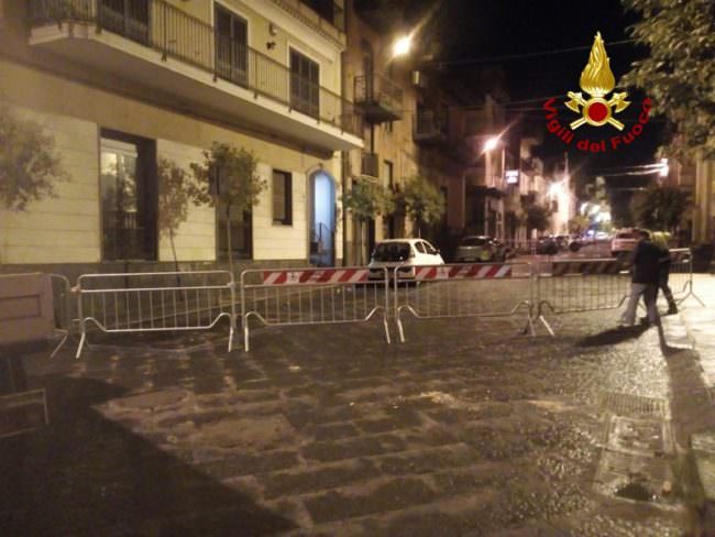Misterbianco, scarica elettrica su campanile: calcinacci colpiscono auto in transito. Uomo colto da malore