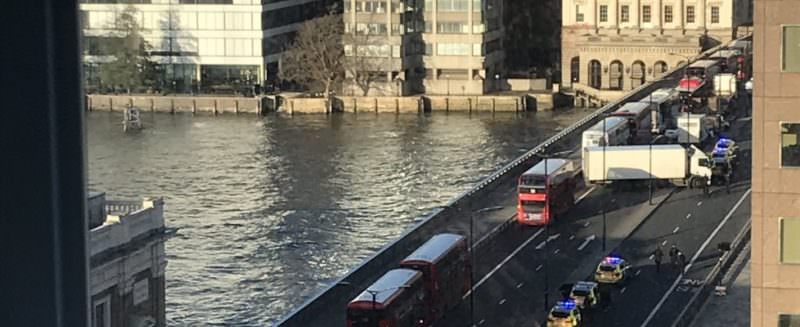 Tragedia a Londra, spari e urla sul London Bridge: un morto e quattro feriti, si parla di terrorismo
