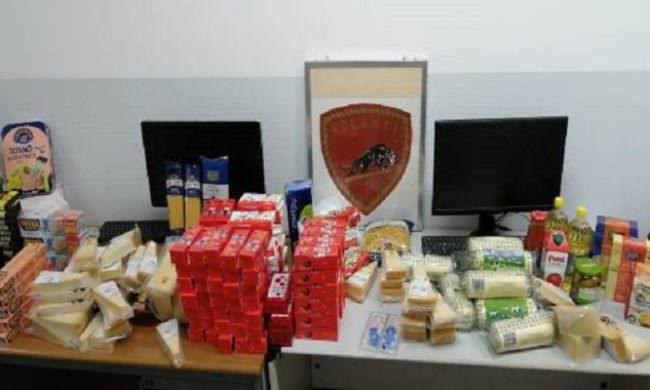 Rubano alimenti da diversi supermercati e li nascondono in giacche e pantaloni: coppia in manette