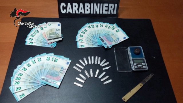 “Galeone” della droga, trovati all’interno diversi pacchetti di hashish: arrestato 22enne – VIDEO