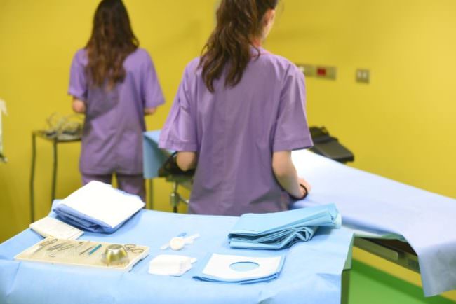 Infermiera killer uccide 8 bambini e programma la morte di 9 neonati: arrestata