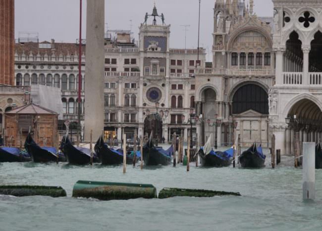 A VENEZIA ATTESO NUOVO PICCO DELLA MAREA, CHIUSA PIAZZA SAN MARCO