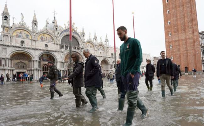 AZZURRI A PIAZZA SAN MARCO “VENEZIA SI RIALZERÀ”