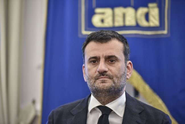 DECARO RIELETTO PER ACCLAMAZIONE PRESIDENTE DELL'ANCI