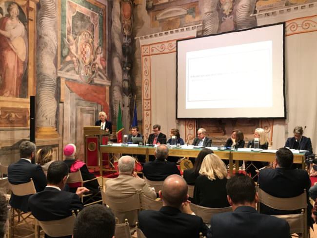 INDUSTRIA FARMACEUTICA INVESTE 1 MILIARDO L'ANNO E CHIEDE STABILITÀ