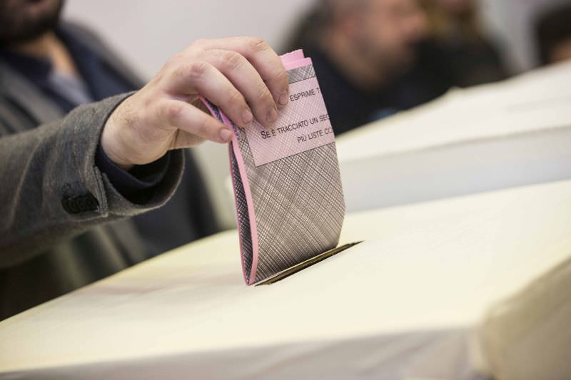 Caos e follia al seggio elettorale: si innervosisce e strappa tutte le schede
