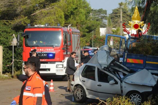 UN'AUTO TRAVOLGE UN GRUPPO DI OPERAI NEL LECCESE, 4 MORTI