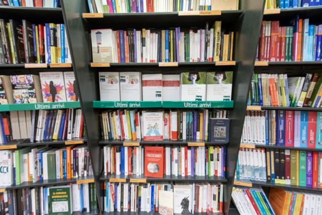 Ruba merce alla “Feltrinelli” di via Etnea per poi provare a venderla in piazza Stesicoro: arrestato