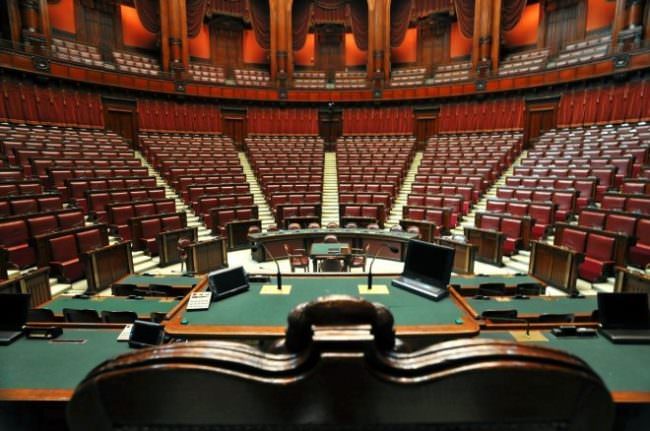 CAMERA, DEPUTATO DELLA LEGA FA PROPOSTA DI MATRIMONIO IN AULA