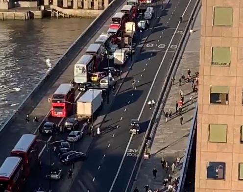 ATTACCO AL LONDON BRIDGE, POLIZIA UCCIDE L'AGGRESSORE