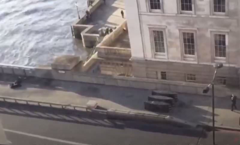 TORNA IL TERRORE SUL LONDON BRIDGE, 3 MORTI TRA CUI L'AGGRESSORE