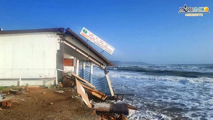 Emergenza maltempo, l’alta marea “divora” la costa: distrutto anche un ristorante – FOTO