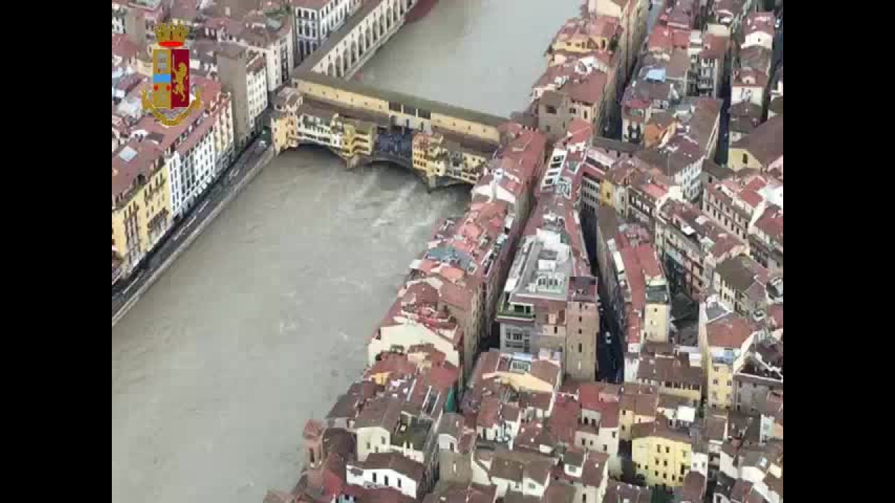 Maltempo a Firenze, l’Arno a rischio esondazione