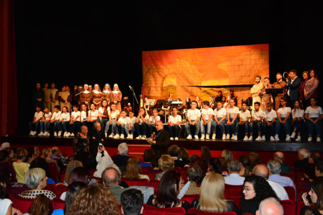 Catania, I.S.O. “Angelo Musco” e parrocchia “Madonna del Divino Amore” in scena allo Stabile: successo per “Francesco, il giullare di Dio”