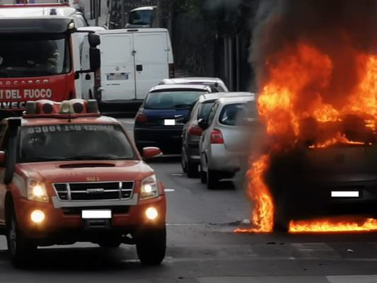 Paura nel Catanese, auto prende fuoco in mezzo alla carreggiata – FOTO