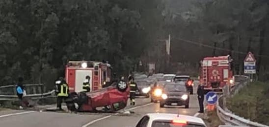 Auto si ribalta sulla SS 117 bis: strada chiusa al traffico, soccorritori sul posto