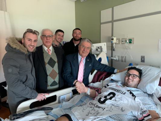 Tifoso del Palermo perde una gamba in un incidente stradale: la società gli regala la maglia autografata