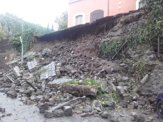 Ancora maltempo, ancora conta dei danni: a Gravina di Catania è crollato il muro del parco