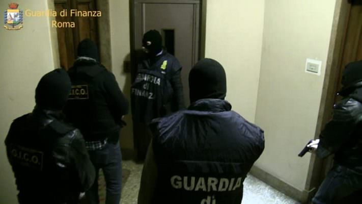 Estorsioni con “batteria di picchiatori” e spaccio, scatta maxi operazione antidroga: 51 arresti
