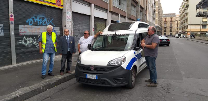Catania, contrasto all’illegalità: sequestrata merce al mercatino delle pulci, verbalizzati posteggiatori abusivi e venditori