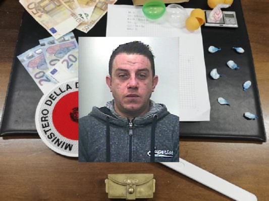 Viene trovato dai carabinieri con cocaina, marijuana e materiale in casa: in manette 32enne