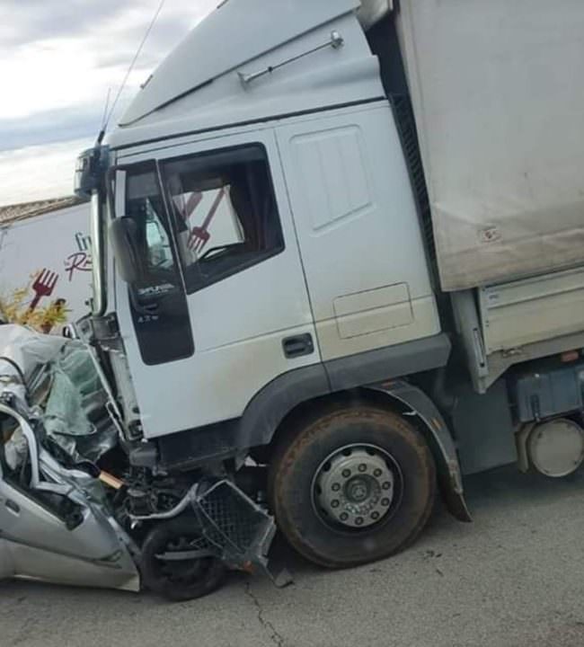 Scontro frontale camion-auto: uomo muore sul colpo, ferito l’autista – FOTO
