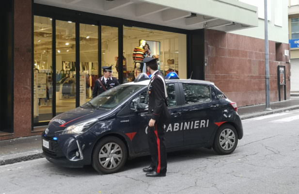 Furto di vestiti al centro commerciale, 28enne bloccata con le mani nel sacco dai carabinieri
