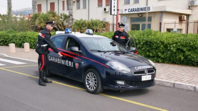Volatili in cattivo stato in un casolare abbandonato: 65enne denunciato per maltrattamenti di animali