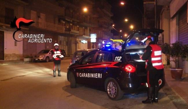Spaccia alla fermata del bus e poi minaccia gli agenti: in manette 20enne