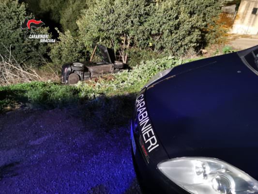 Auto finisce fuori strada, donna resta incastrata nel veicolo: 62enne salvata dai carabinieri