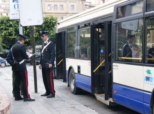 Approfittano della confusione in autobus per rubare denaro a un anziano: tre arresti