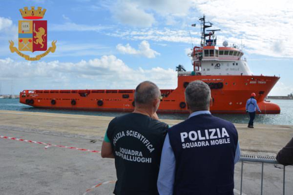 Immigrazione clandestina, fermato lo scafista della “Asso 29”: sbarcati in Sicilia in 151
