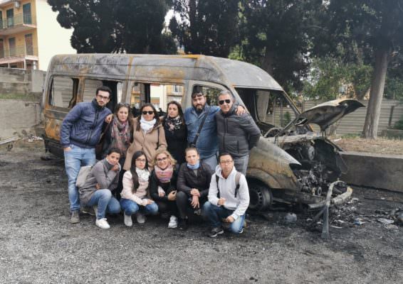 Pullman turistico dato alle fiamme, attività sospese e lavoratori rimasti senza nulla: “Ci sentiamo violentati”