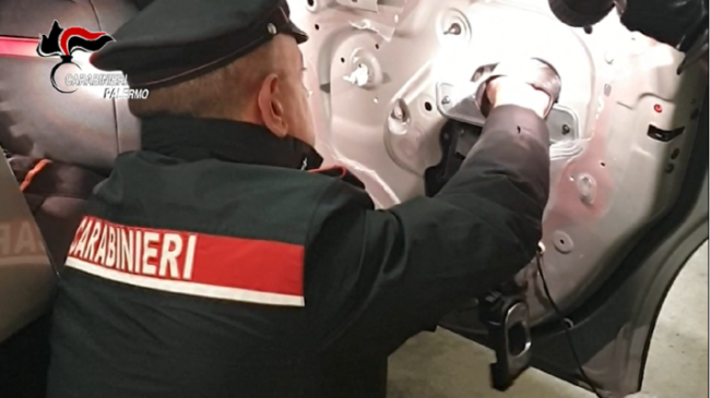 Ben 30 chilogrammi di hashish nei pannelli delle portiere dell’auto – VIDEO del ritrovamento