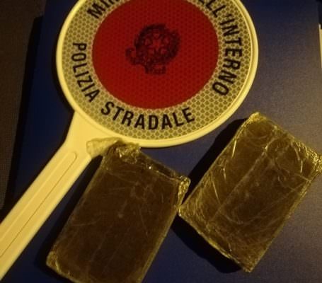 Si ferma all’Alt degli agenti ma nasconde “qualcosa” in macchina: 48enne in manette per spaccio