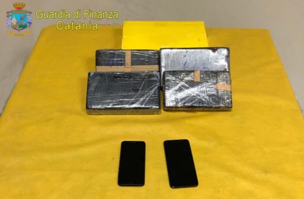 L’Alt in Tangenziale, coppia di catanesi “nervosa”: in auto oltre 4 chili di cocaina purissima. Arrestati