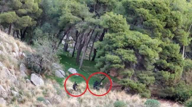 Sparano sulle auto in corsa: giovani armati di carabina seminano il panico in strada