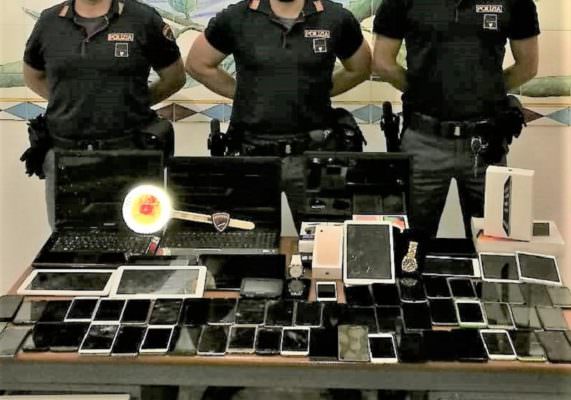 Oltre 200 telefonini, pc e tablet rubati e poi rivenduti: arrestato un 34enne