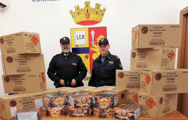 Trasportavano illegalmente pericolosi fuochi d’artificio in auto: 2 giovani finiscono in carcere