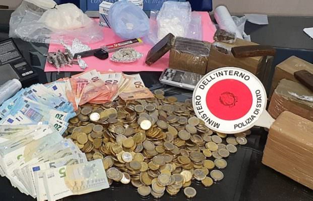 Verifiche antidroga dei Falchi: sequestrati hashish, cocaina e crack. Avrebbero fruttato 70mila euro