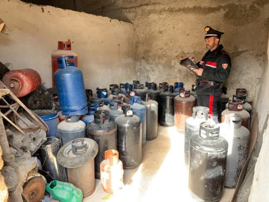 Stoccaggio di bombole di gas gpl abusivo e furto di energia elettrica: finisce nei guai un 36enne