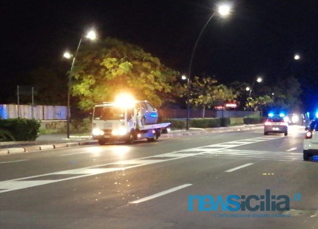Catania, incidente al Lungomare: scontro tra 2 auto, una finisce contro cartellone pubblicitario