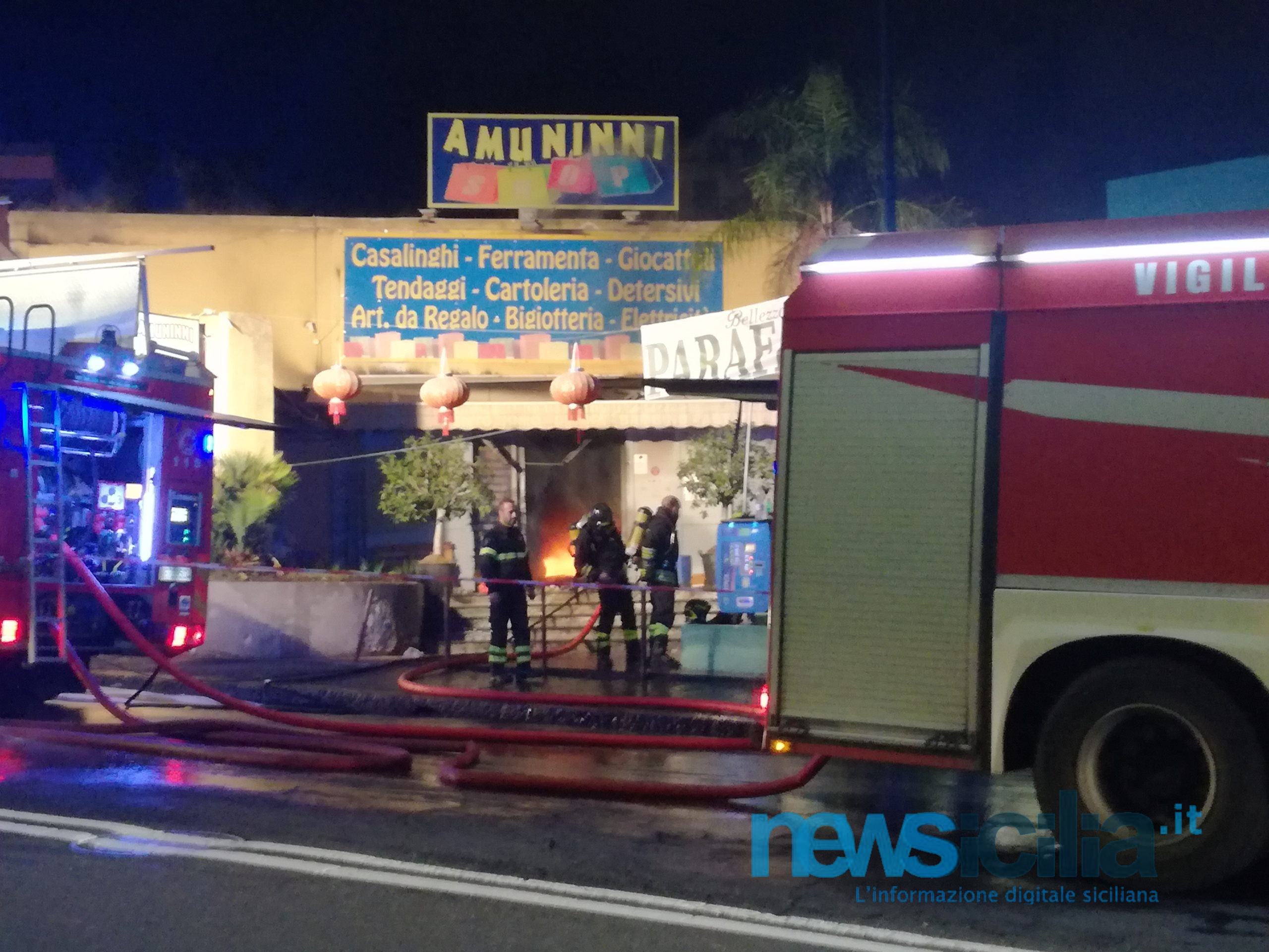 Catania, incendio in viale Vittorio Veneto: in fiamme negozio di oggettistica