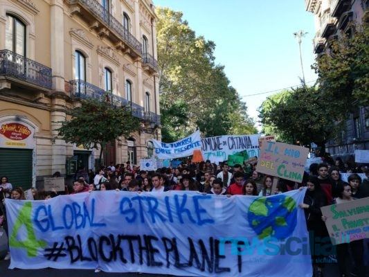 Gli studenti catanesi di nuovo in lotta per il clima: al via il quarto sciopero contro il global warming