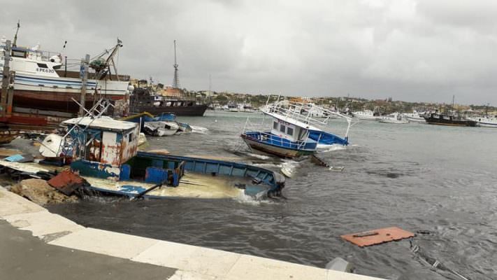 Mareggiata sulla costa, imbarcazione si capovolge: carburante invade il porto, scatta l’emergenza